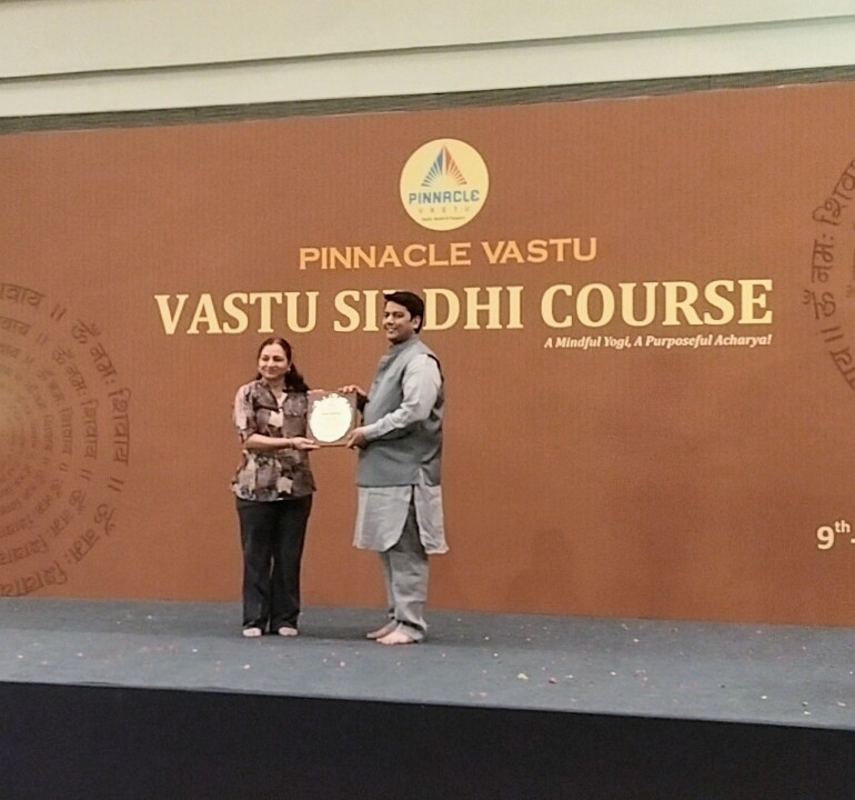 Acharya Yojana Varkhede being honoured at the Pinnacle Vastu Vastu Siddhi Course